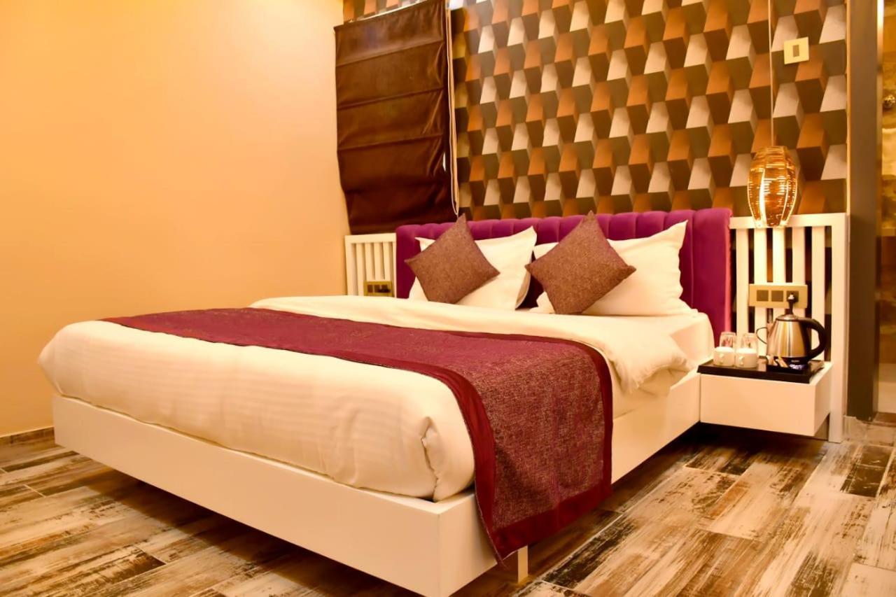 Hotel Mansa Kanpur Eksteriør billede